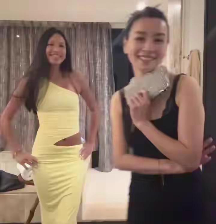 张庭晒15岁女儿照片，果然是女大十八变，黝黑的皮肤看起来愈发的性感，如今也是长成