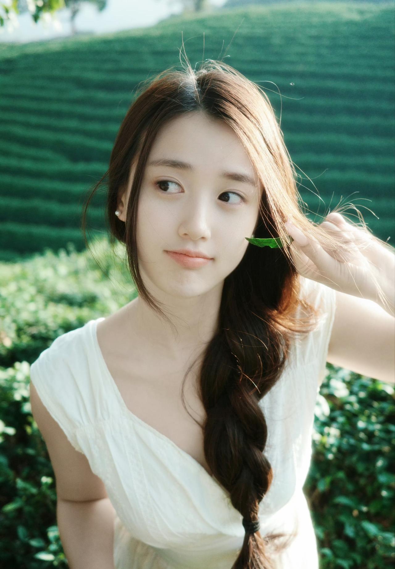 茶园里的风，裹着清甜的茶香，把夏天的温柔都揉进了这一片绿意里。阳光穿过发梢，落在