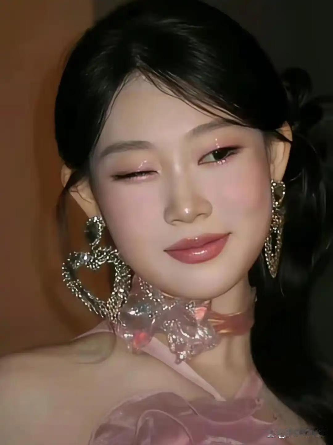 据说沈佳润找的是业内超牛化妆师。卸完妆可没那么美。