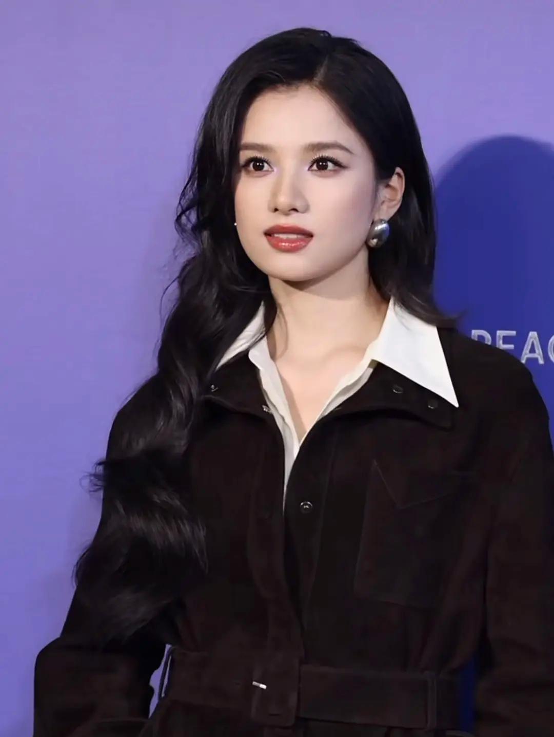 如果张婧仪早出生20年，我觉得会成为巩俐那样的大花，这长相真的太大气了！有人说她