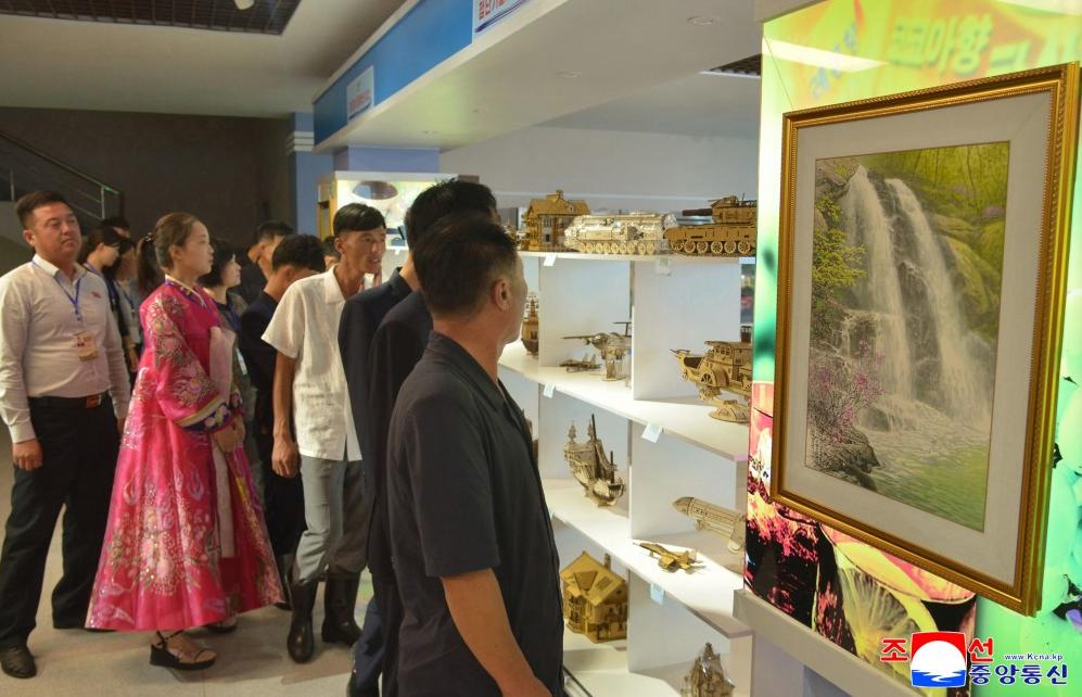 美术纪念品展在元山葛麻海岸旅游区开幕美术纪念品展１７日在我们朝鲜式海岸旅游城市