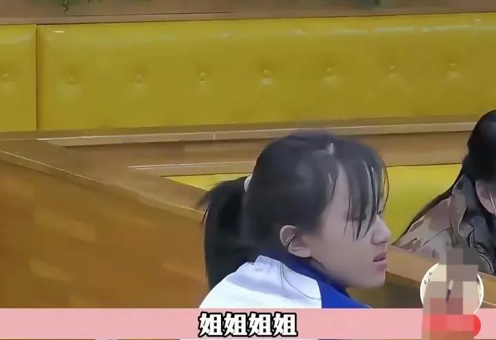 泪目了！饭店里，女孩来例假求助，夫妻俩暖心举动让人感动！冬日午后，一家小