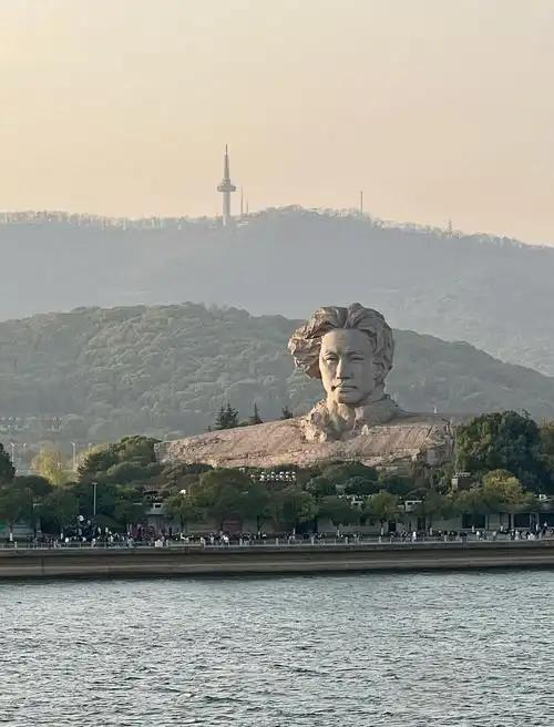 看人之短，天下无一人可交；看人之长，世间一切尽是吾师。择善而从之，其不善者而