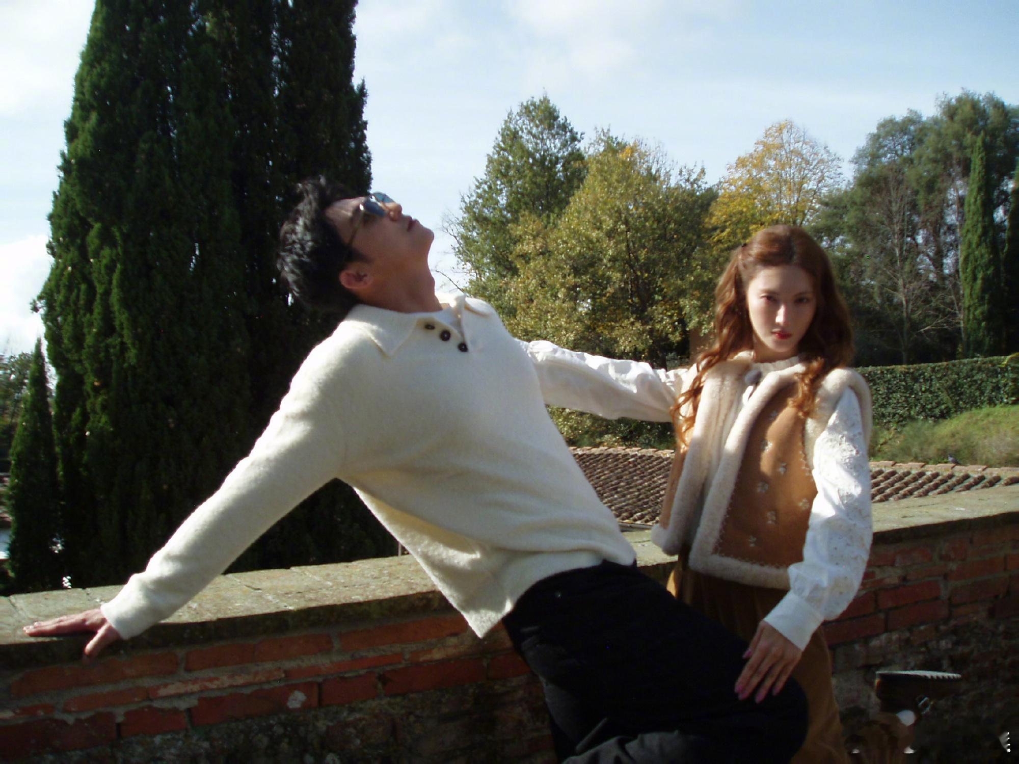 金晨把腿放到黄景瑜腿上就是说大喜一直大大方方的，放个腿完全没什么，认准瓜主大喜，