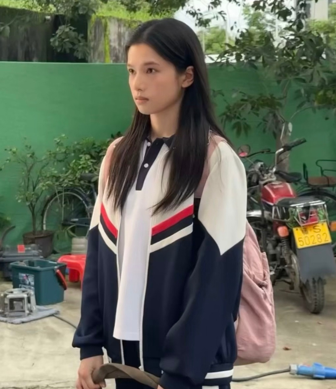 张婧仪片场照片，实在美丽！