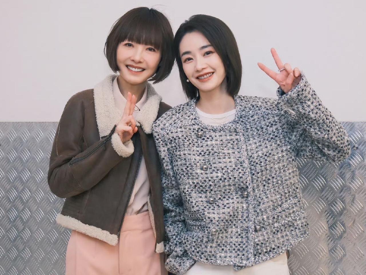 鲁豫和刘雅瑟的短外套穿搭可真美呀，这种穿搭很适合春天，谁穿谁好看，谁穿谁美！鲁豫