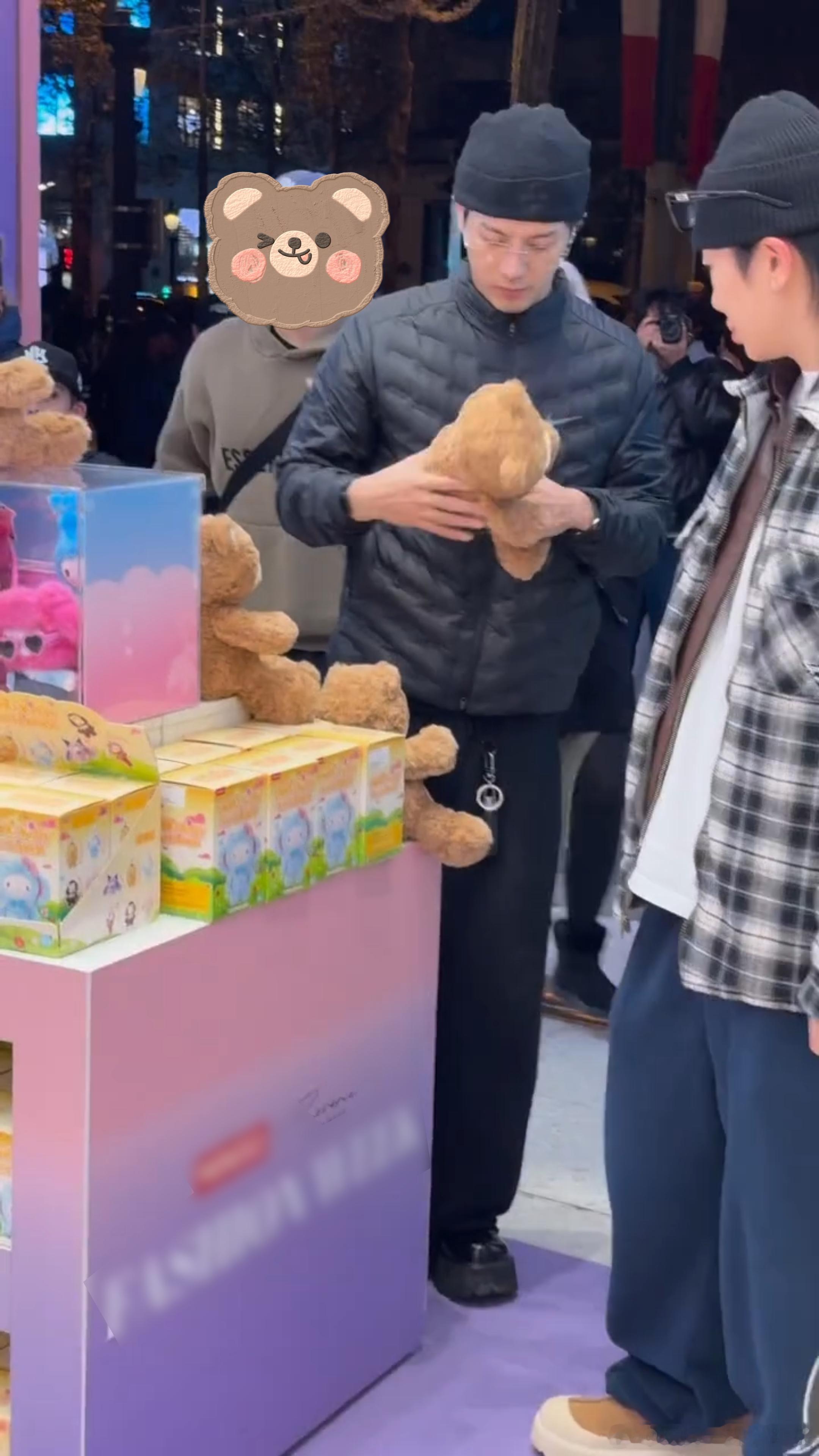 网友在巴黎香榭丽舍大街偶遇王嘉尔购物，看到可爱玩偶一整个迈不动腿，好像看到了我本