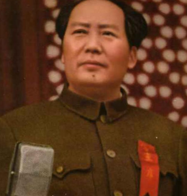 1969年，印制第三套人民币时，可拿到设计稿时却发现，钞票上还是没有毛主席的头像
