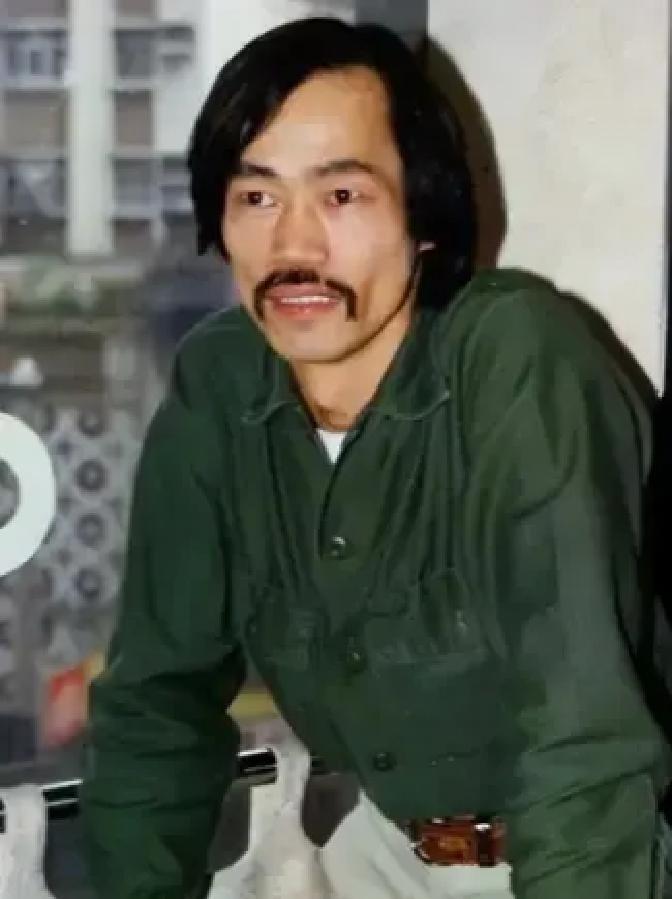 元华拒了成龙800万邀约，转身接了陈思诚10万小角色。这事挺有意思。成龙那边