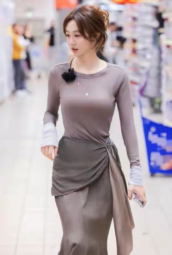 39岁姜妍身材曲线无可挑剔！穿着一身灰色仙女装，给人美丽的感受。​​​
