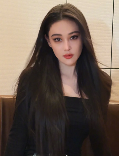 张馨予在社交平台发文自曝了一桩让人哭笑不得的糗事，她说：“我的天呐，这几天演出