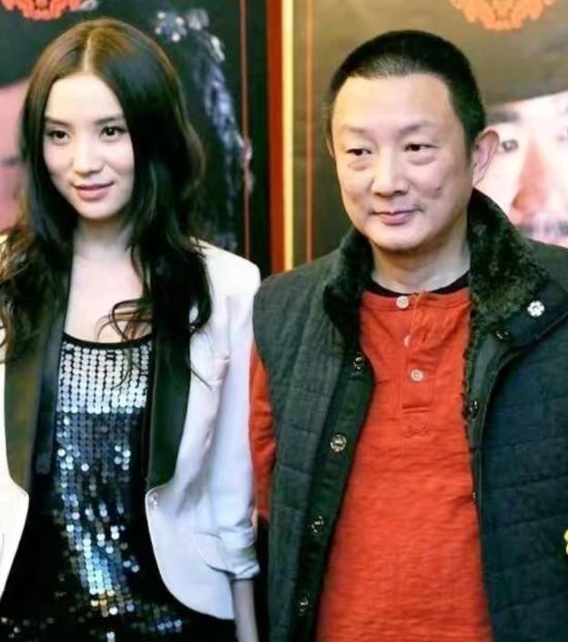 2007年，50岁的导演张黎爱上了27岁的宋佳，当时的张黎已经结了5次婚，为了娶