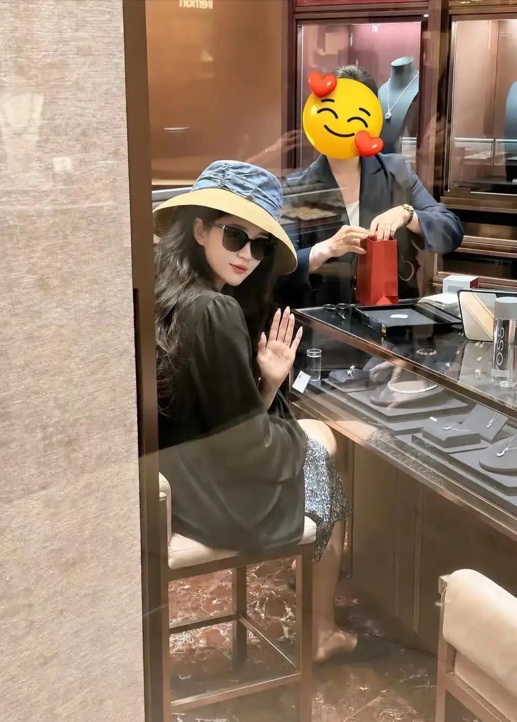 刘亦菲亲自逛金店我不奇怪，刘亦菲买儿童手镯也不奇怪，我奇怪的是刘亦菲逛街，怎么就