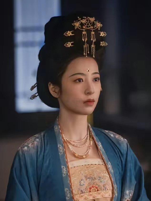 只要周雨彤不塌房，她的观众缘好不好，根本不重要。说白了，她最大的本钱不是颜值，更