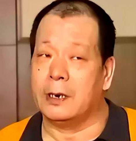 2003年，哈尔滨一名保安花两千元买下一张彩票，次日开奖竟中了五百万。更叫人瞠目