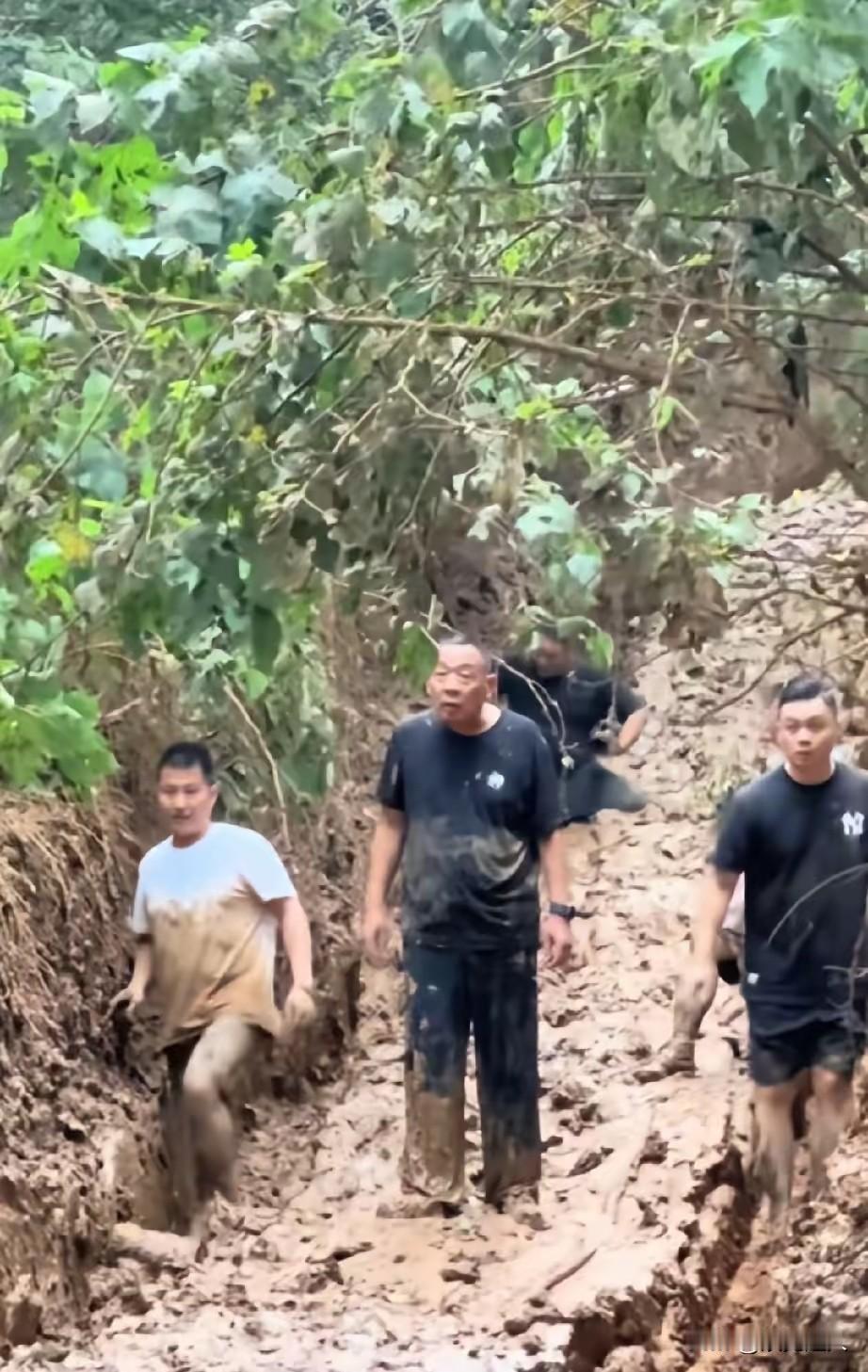 最近网上流传的几段视频，把于东来送上了热搜。不是什么商业论坛，也不是什么慈善晚宴