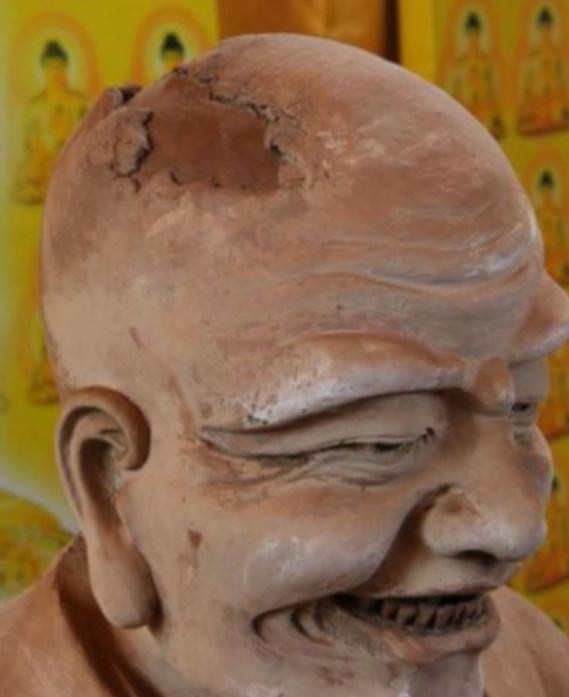 1996年，山西一农民李金锁上山砍柴，突然下起大雨，慌乱之中，他躲进一个漆黑山洞