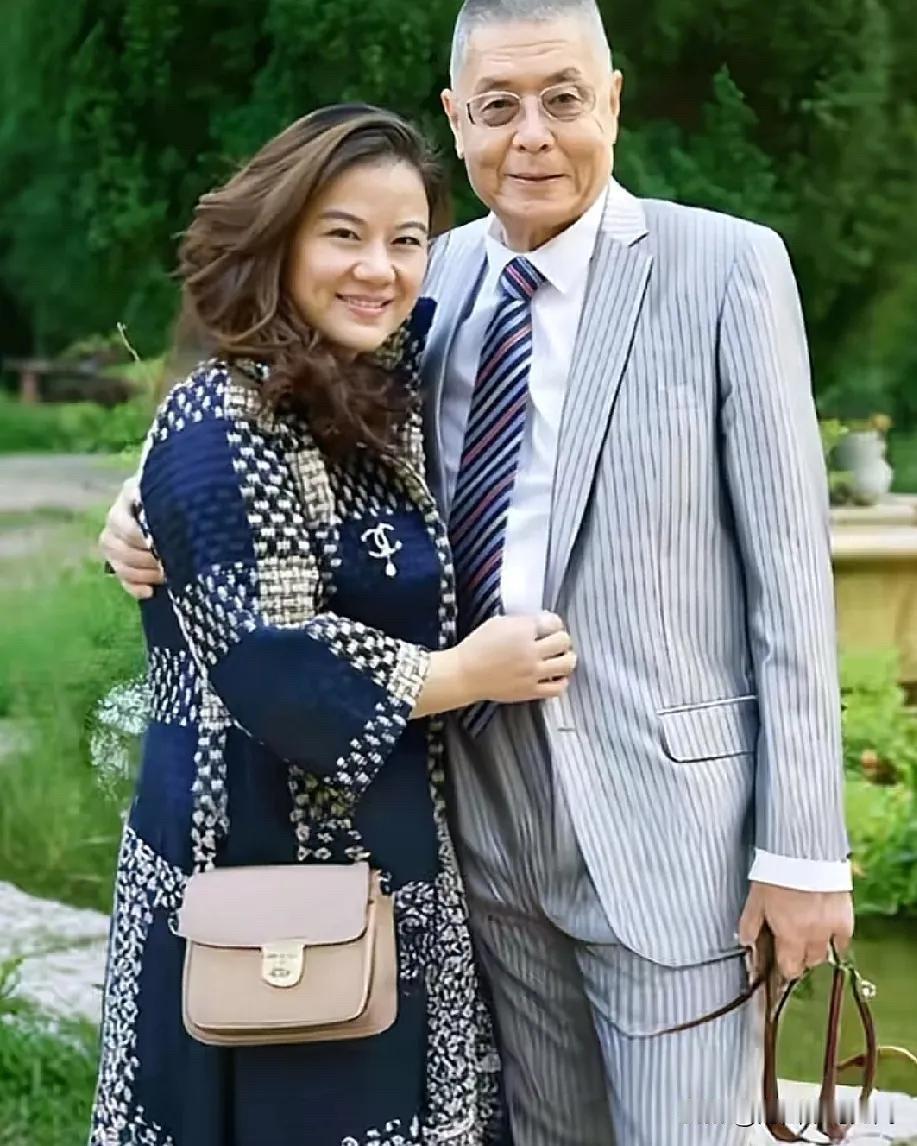 “中国钢琴五圣手”78岁的刘诗昆与41岁的孙颖夫妻一张恩爱合影。孙颖是刘诗昆的