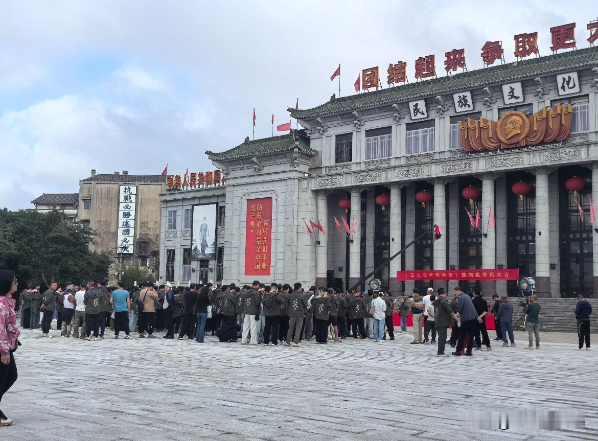 12月23日，杨紫《玉兰花开君再来》开机！杨紫在开机仪式上提到第一次跟导演杨阳