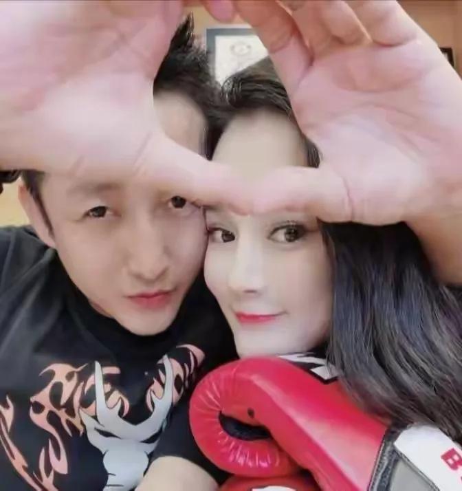 邹市明和冉莹颖那段旧事，最近又被翻出来聊。从拳台王者转型经商，这条路确实比想象中