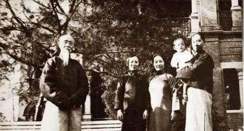 1863年，张之洞和妻子吵架，他一脚将妻子踢倒在地，妻子趴在地上一动不动，张之洞