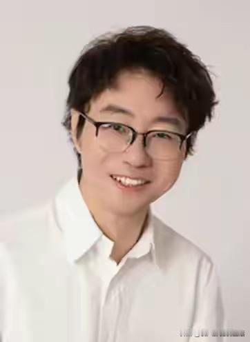 冯巩的儿子冯开诚，和父亲共用一张脸。现在已经年过四十了，他原名冯诚诚，后来改名