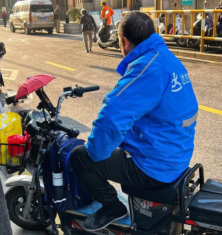 杭州那位外卖员老李这阵子估计怎么也忘不了那天的场面。他一个月累死累活也就挣七