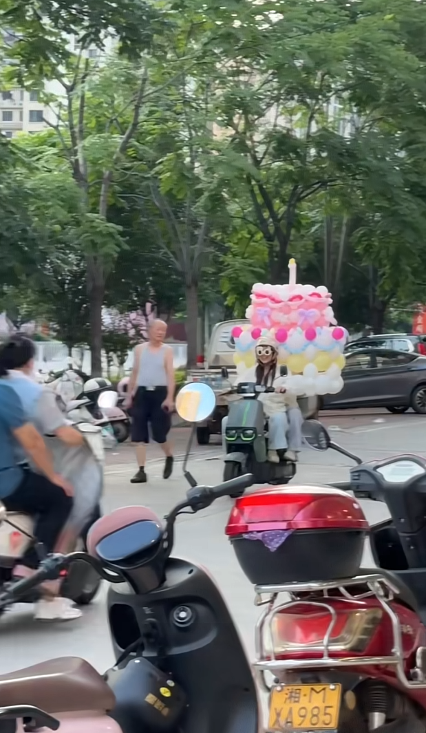 快看快看我最好的朋友来给我过生日啦