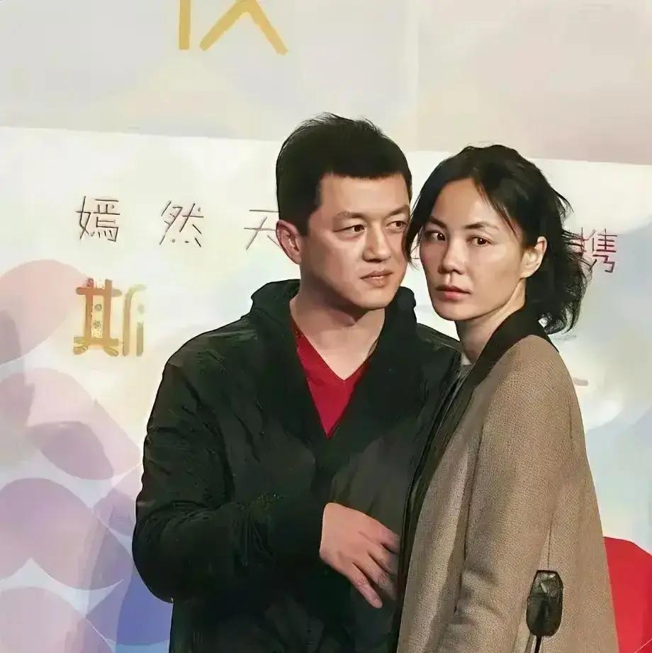 婚姻好不好，看嘴角就知道。王菲陪李亚鹏应酬，肩膀是绷紧的，手不知往哪放。她