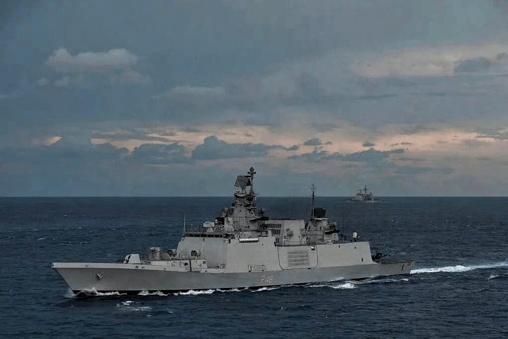 霍尔木兹海峡火药桶还没炸，印度倒是先把“王炸”甩桌上了！六艘主力战舰直扑阿曼