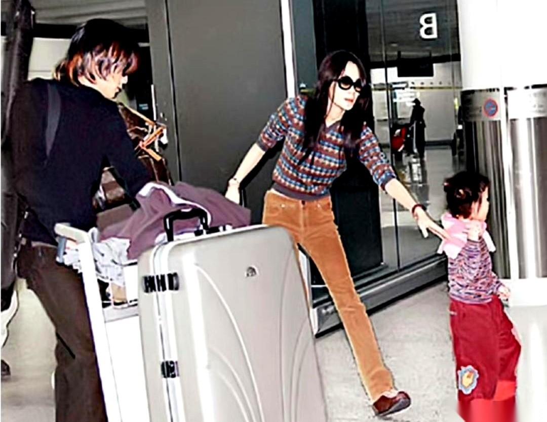 王菲身上有种铁律。不管身边站的是李亚鹏还是谢霆锋，镜头扫过去，那些堆成山的行李