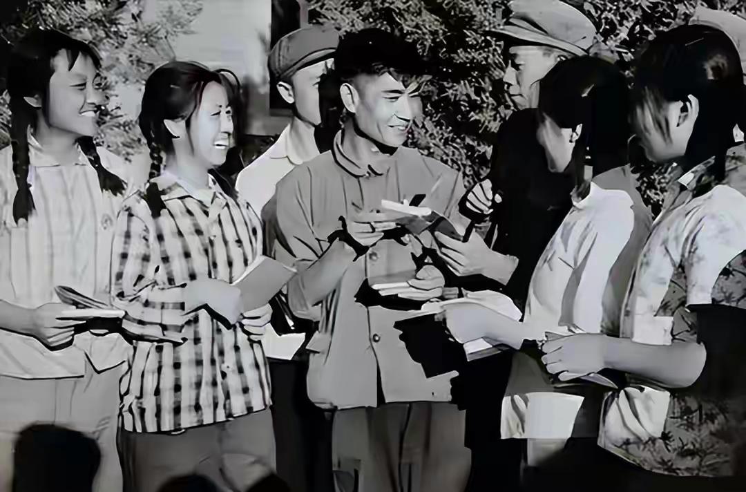 1969年，17岁的女知青张梅香被领导叫到办公室，刚进门竟被“好色”领导紧紧抱住