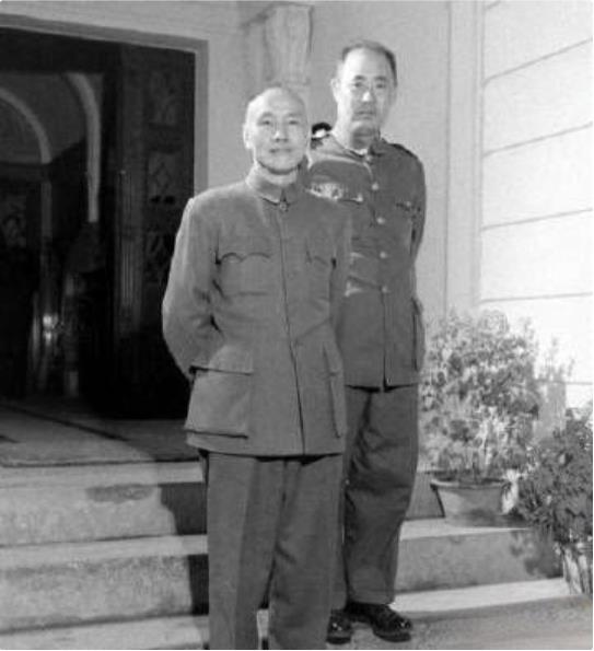 1948年11月4日，傅作义在南京用一句话戳中了蒋介石的心窝。他说：固守华北是全