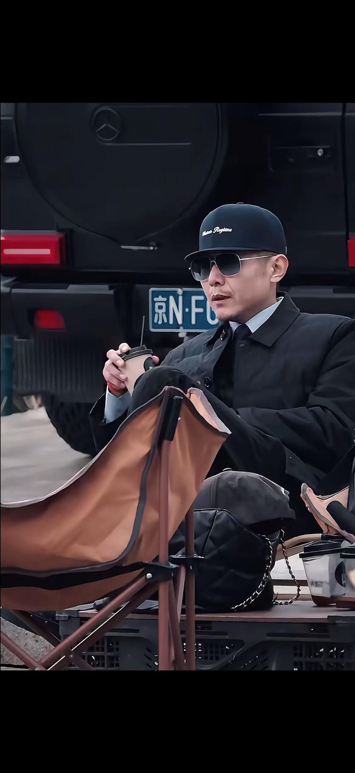 男孩：冰哥，我现在活的特别累，身边朋友都过得挺滋润，我明明收入一般，却总爱打肿脸