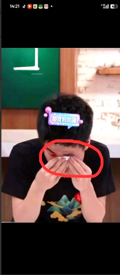 董宇辉走，悠悠笑顿顿走，悠悠哭她哭不是因为伤感顿顿的离开，而是因为看到了