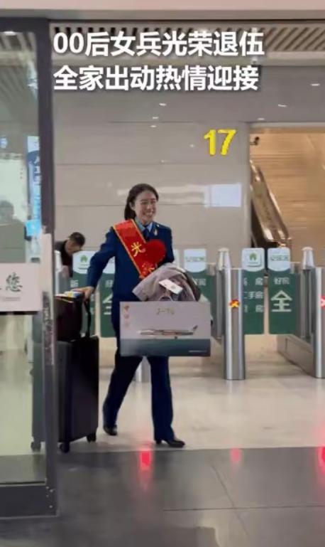 上人民日报了！最近浙江杭州萧山机场的一幕，直接刷爆了全网，主角是一位00后退伍女