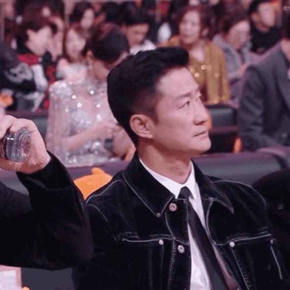 吴京唇部紧急护理为什么涂唇膏头在动啊哈哈哈哈哈