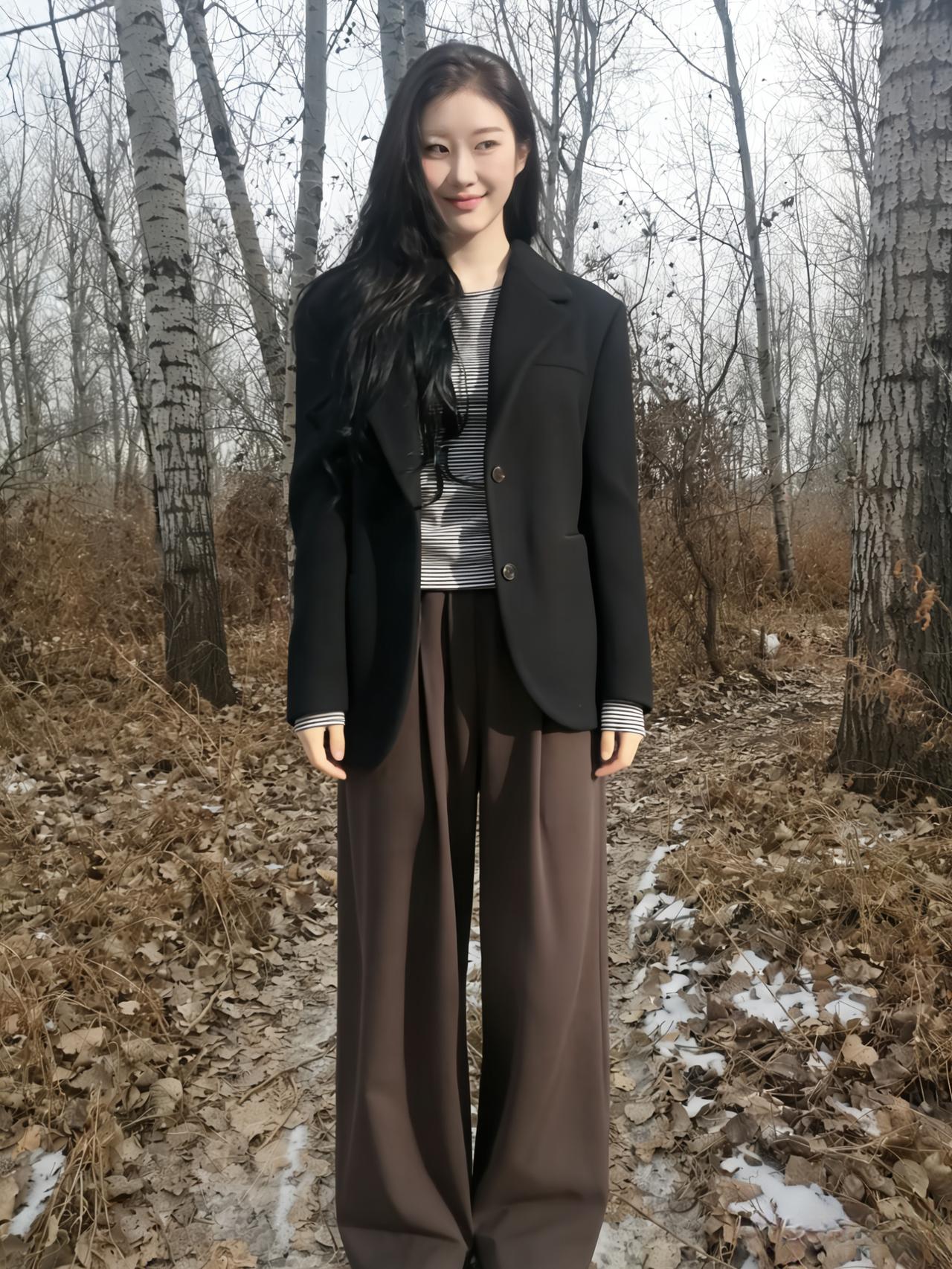 枯杨的枝干，是冬日的脊梁她站在落叶间，是寒林的灵魂黑西装的肩线，是挺拔的象征