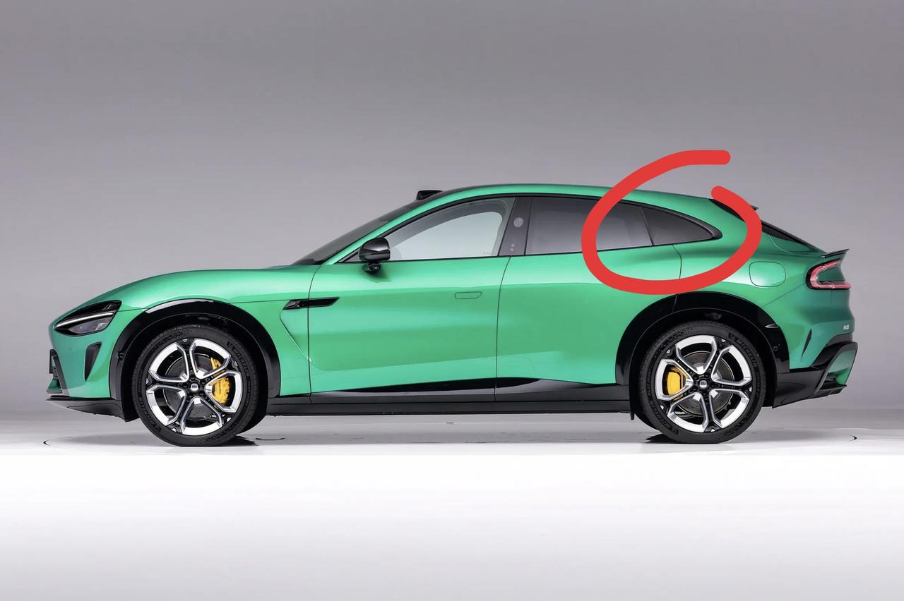 小米YU7，C柱小窗造型，不如法拉利好看。C柱玻璃窗的弧度，下滑的太快，太过