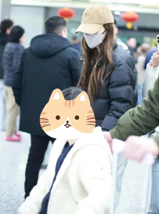 baby带着儿子回上海过年，看样子复出的很成功啊！或许过年的时候还有工作要忙，不