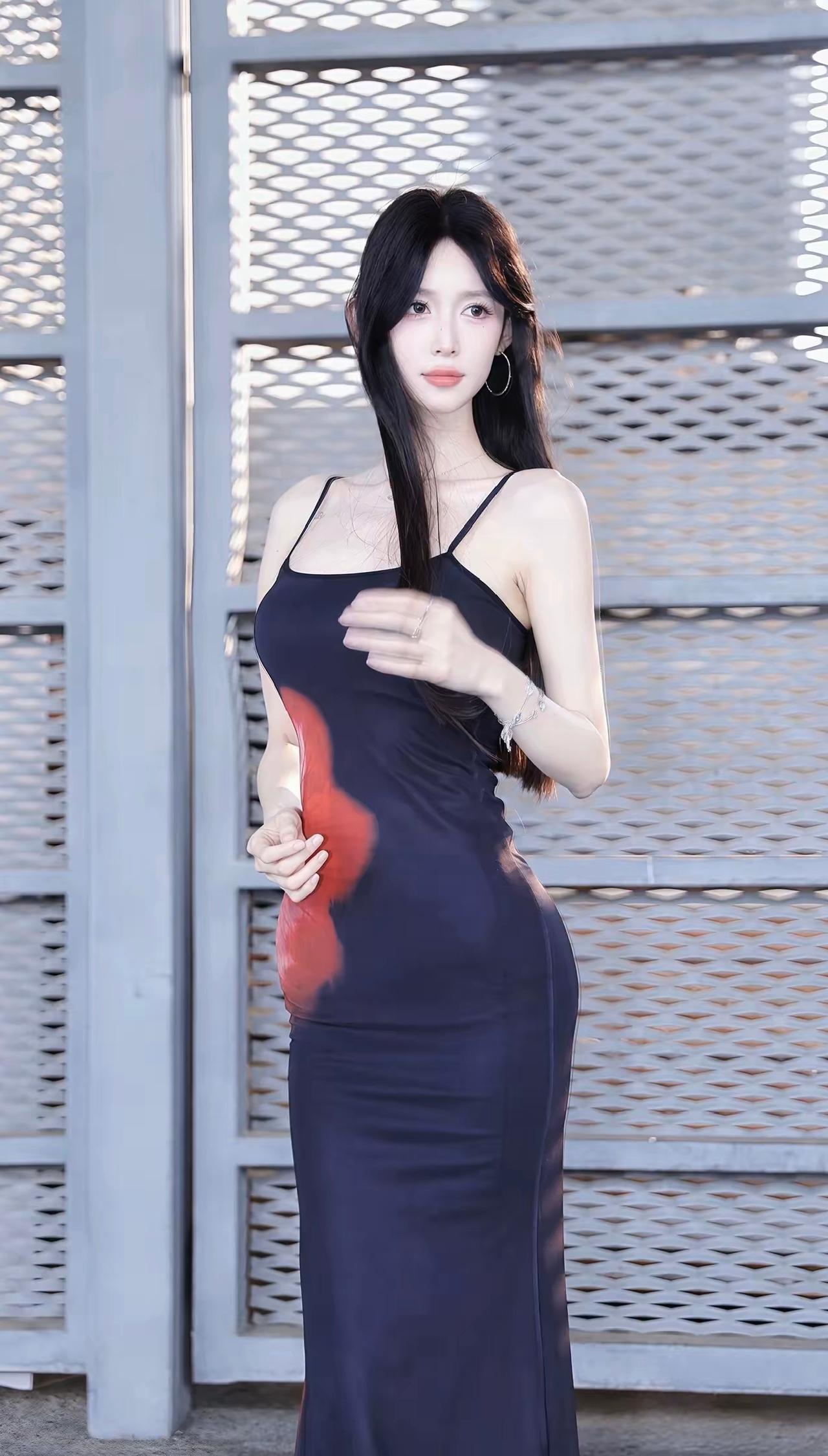 这位小姐姐穿着黑色长裙，气质优雅。性感靓丽穿搭分享你心中的美女啥模样