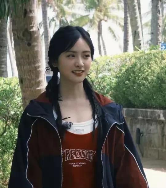 何炅说“沈月刚去湖南卫视电视台实习的时候，未婚的男编导都很兴奋，说台里来了一个特