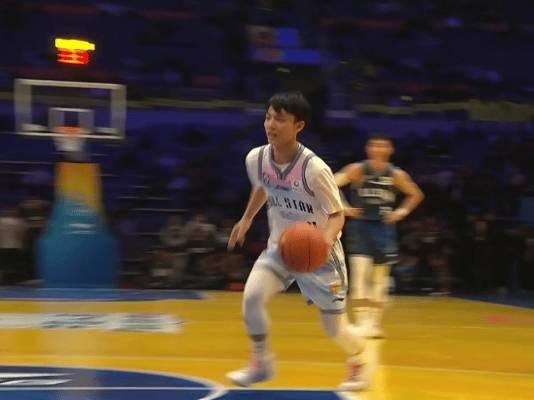 这样的迪亚洛还有啥好说的。全明星赛最后时刻，徐杰持球冲篮下而去，这也是大家最期