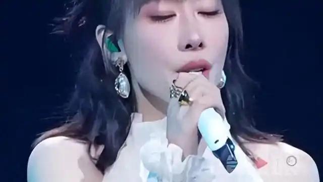 任素汐深圳首场演唱会刷屏，全网催开全国巡演任素汐这演唱会看得很震撼，全开麦现场稳