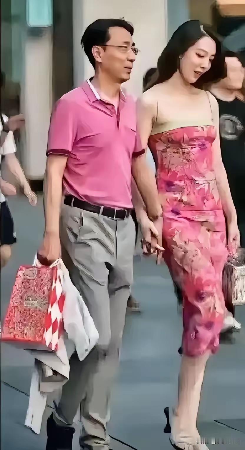 一条裙子，两条截然不同的人生走向，一晃三年过去，当年太古里牵手门两个人如今的境遇
