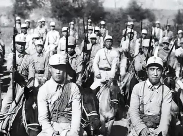 1942年，一500人的日军骑兵与只有300人的八路军骑兵相遇。敌军官手持望远镜