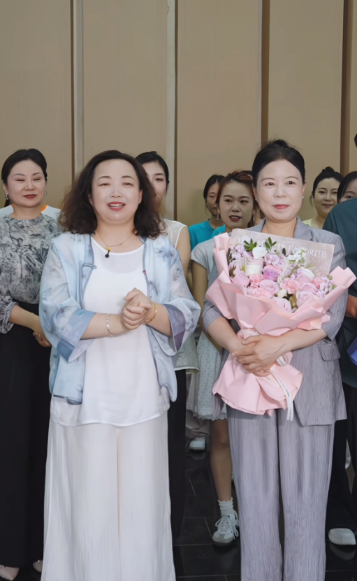 号外号外，老许粉丝突破70万，这一场“三拒”下来，老许妥妥涨粉八万，值得庆祝！