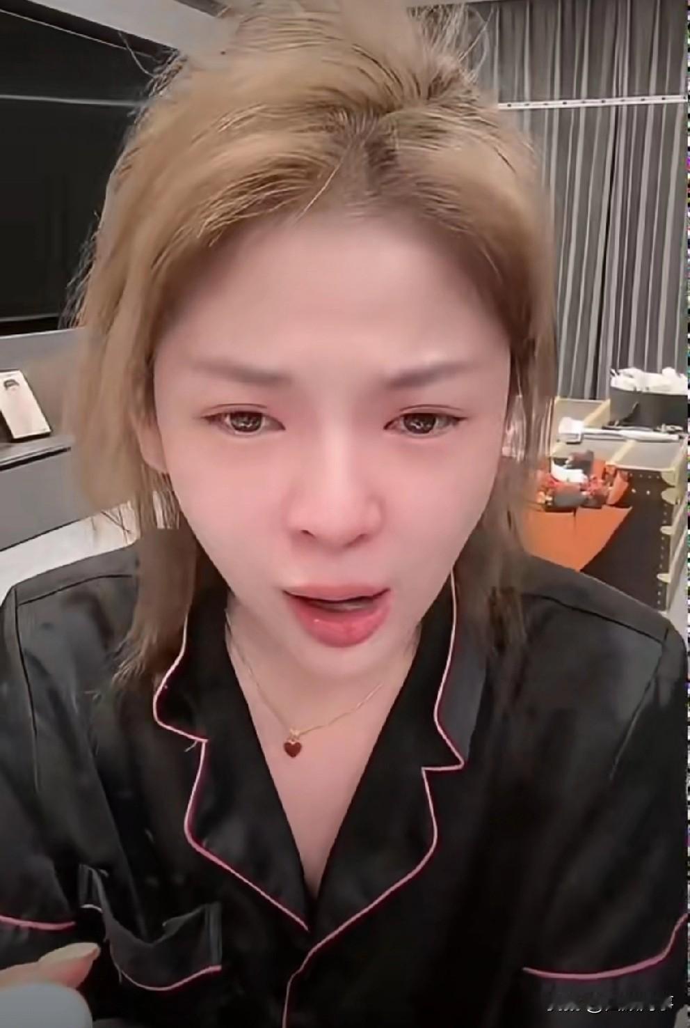 出大事！716女主播泪崩控诉被师父教唆吸du，曝光聊天记录。杭州警方介入核查！