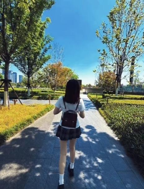 二十四岁的表弟跟他同居六年的女朋友彻底黄了，女朋友找了一个条件更好的男友把表弟甩