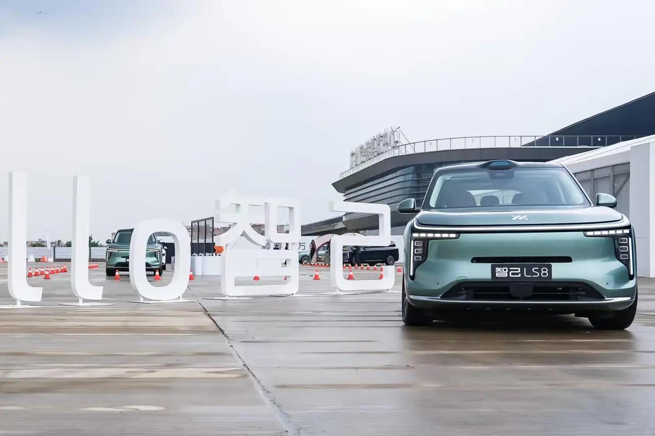 听一句劝，智己汽车这么买就对了：1、要家用通勤与长途全能，选智己LS62、要